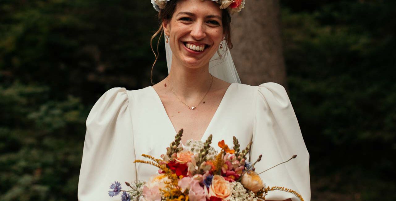 Bruid Willemijn met bloemen in Zweden door Marloes Bakuwel Fotografie