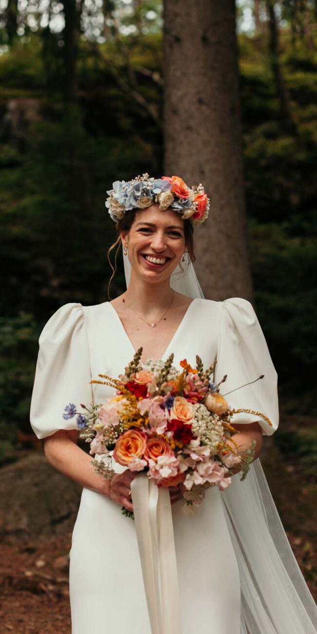 Bruid Willemijn met bloemen in Zweden door Marloes Bakuwel Fotografie