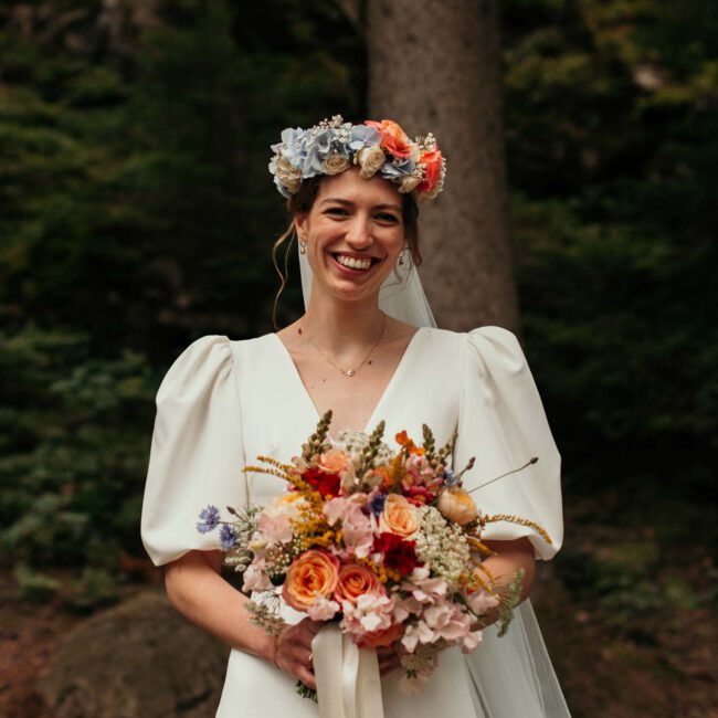 Bruid Willemijn met bloemen in Zweden door Marloes Bakuwel Fotografie